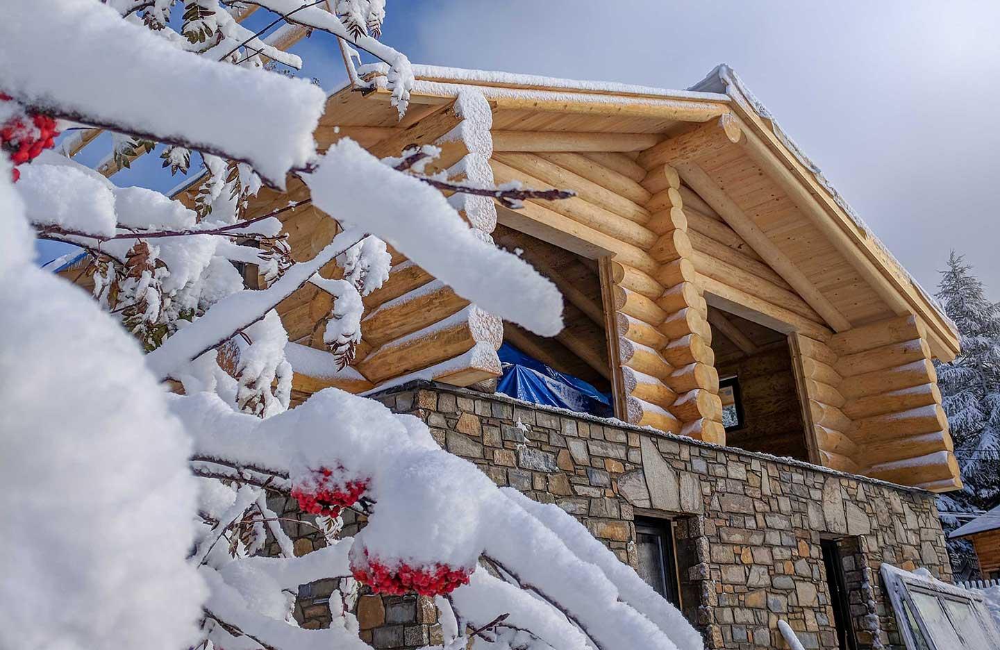 Casa Bolquere din busteni si piatra